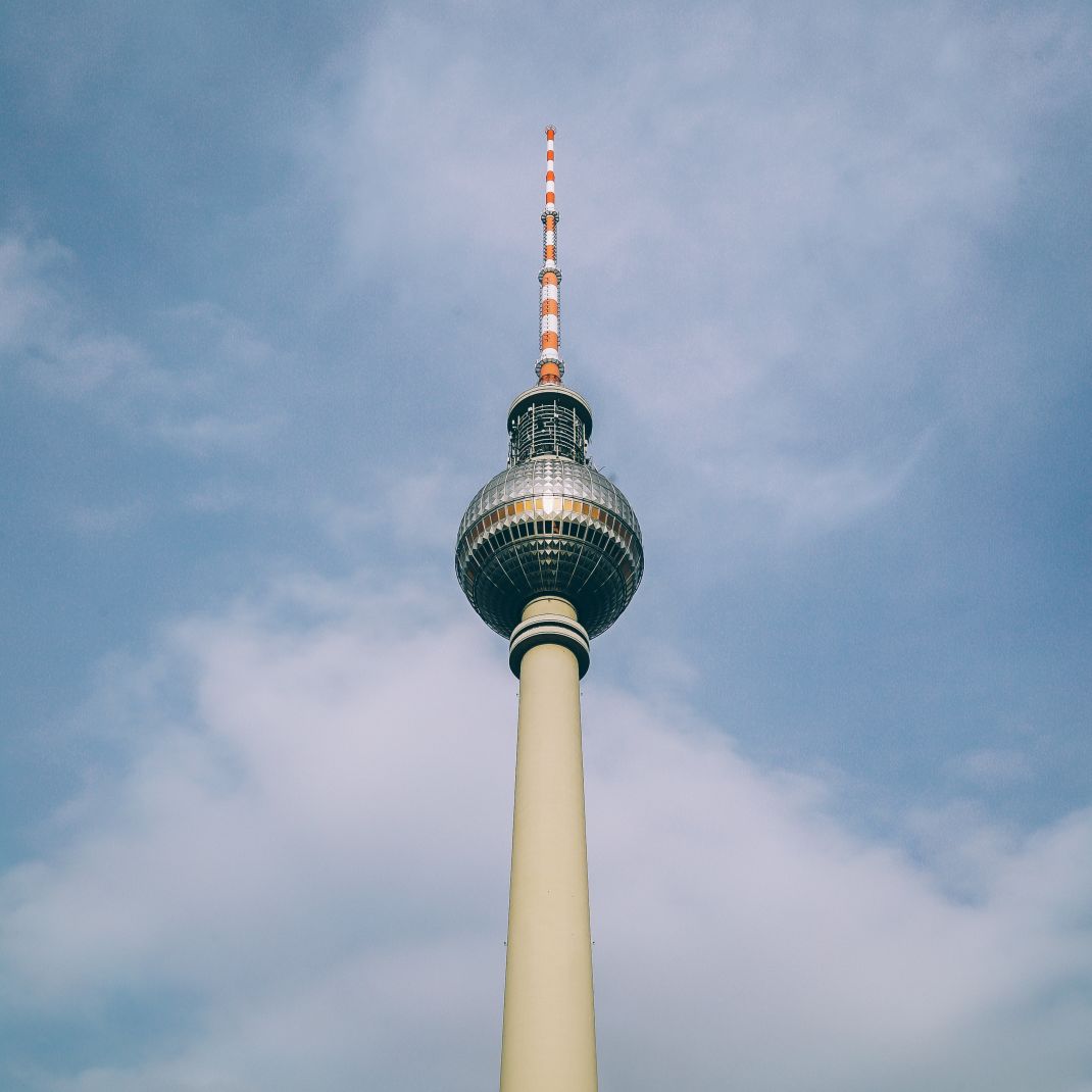 Bildbeschreibung: Berliner Fernsehturm vor blauem Himmel mit einigen Wolken.